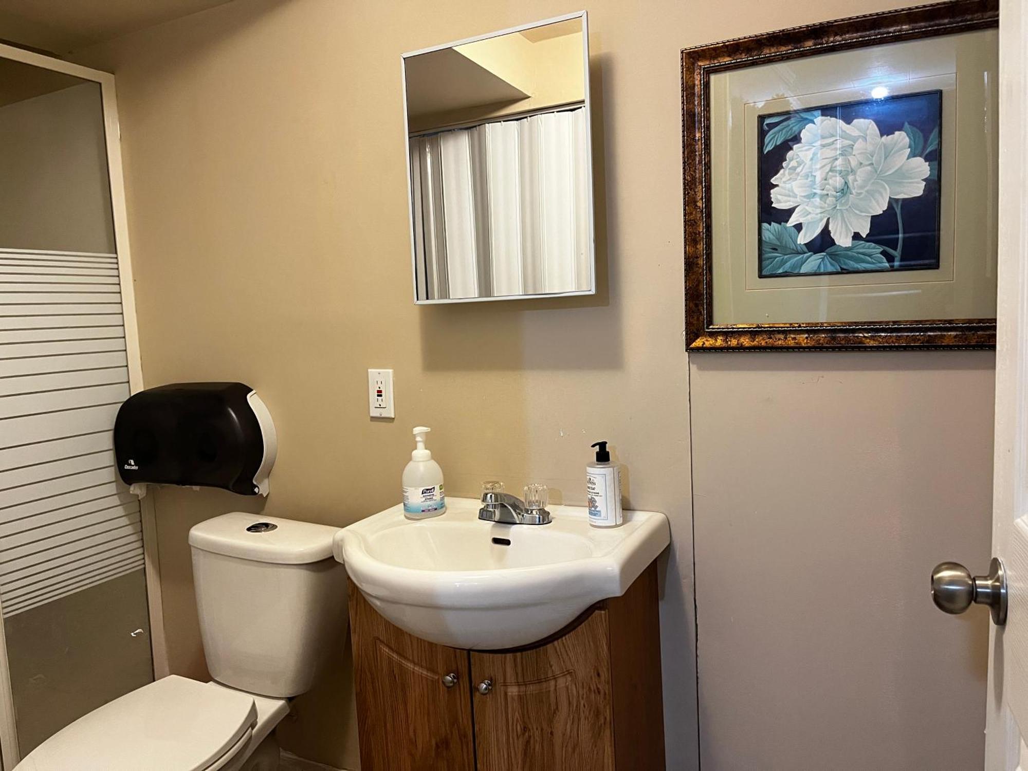 Beautiful Room Close Airport! YYC Eksteriør billede